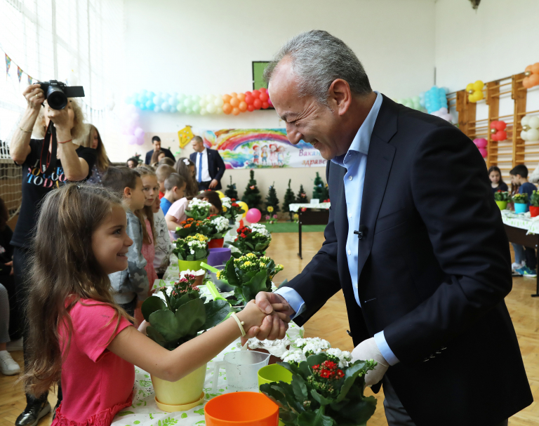 Премиерът Донев към първокласниците от столичното 60 ОУ: Отглеждането на цветя ще ви научи на търпение, грижа и внимание 