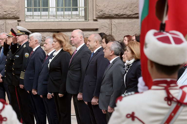 Премиерът Гълъб Донев присъства на церемонията по издигането на знамето на Европейския съюз по повод отбелязването на 9 май – Ден на Европа, която се състоя пред президентската институция