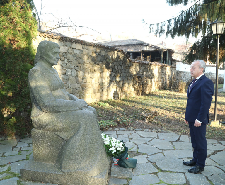 Министър-председателят Гълъб Донев посети Калофер, където участва в тържествата, посветени на 175-ата годишнина от рождението на Христо Ботев